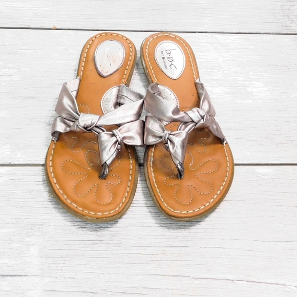 b.o.c. Shoes - B.O.C. WMN 8 METALLIC SILVER DOUBLE KNOT SLIDES